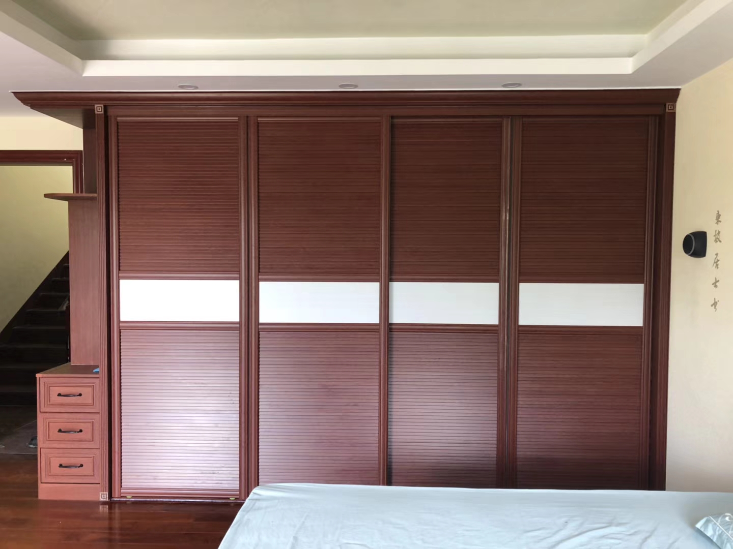 全鋁衣柜-03(風格:中式;顏色:紅橡) 全鋁衣柜-03(風格:中式;顏色:紅橡)