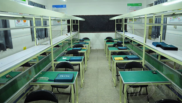 流水線操作臺(tái). 流水線操作臺(tái).