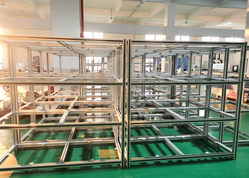 工業(yè)鋁型材加工現(xiàn)場(chǎng) 工業(yè)鋁型材加工現(xiàn)場(chǎng)