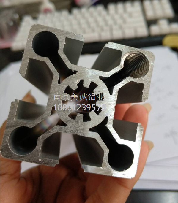 1 小孔攻絲 1 小孔攻絲