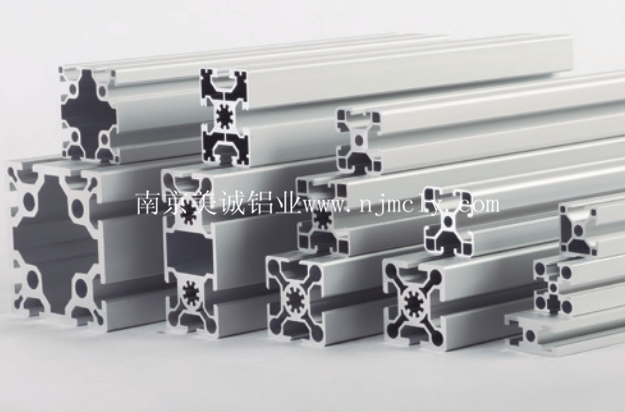 備庫的鋁型材整支 備庫的鋁型材整支