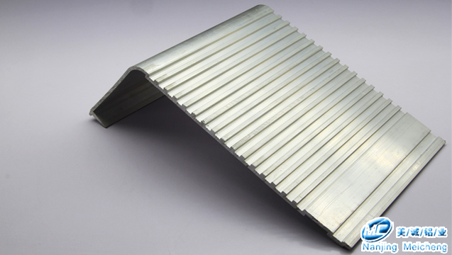 鋁型材開(kāi)模定制-大L型鋁型材. 鋁型材開(kāi)模定制-大L型鋁型材.